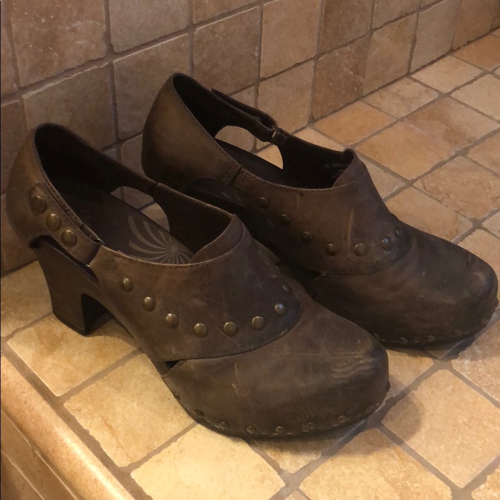 Brown Dansko Clog/Closed Toe Hee